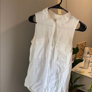 H&M button down sleevelest shirt
